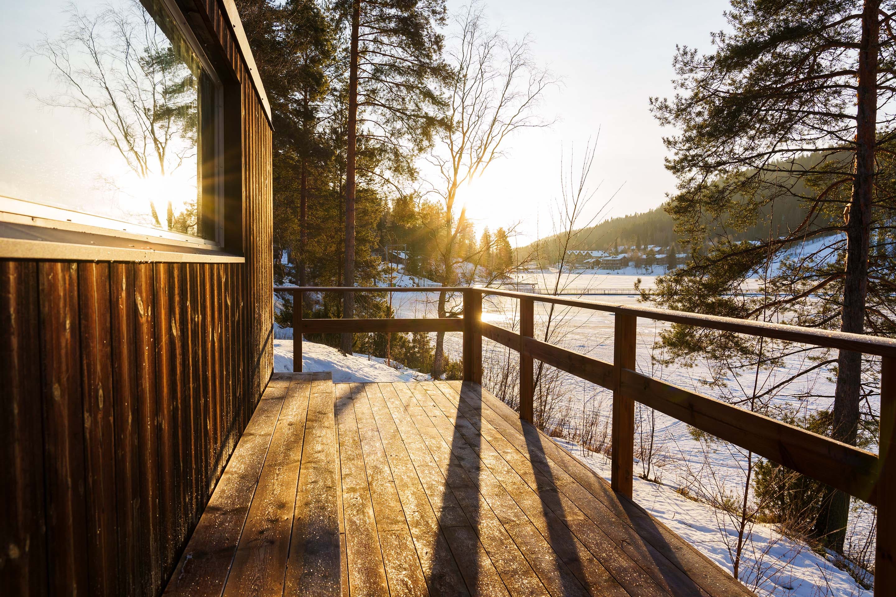 Löylykontin sauna ja terassi Syvärin rannalla Tahkolla